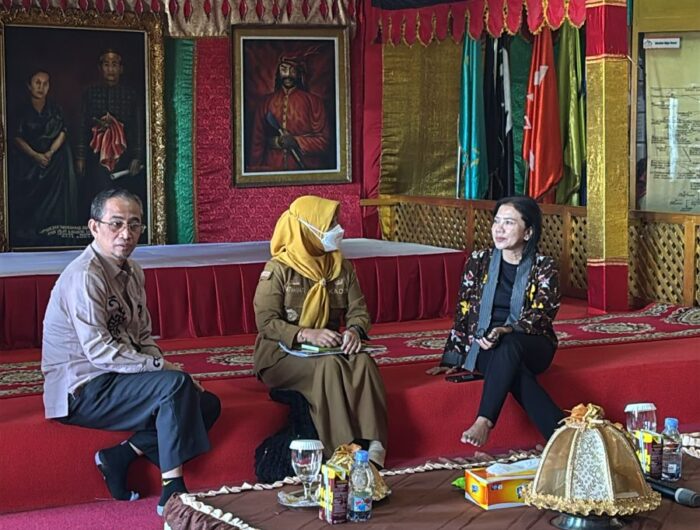 Direktur Jenderal Diplomasi, Promosi, dan Kerja Sama Kebudayaan Kementerian Kebudayaan RI, Endah T. D. Renoastuti, di kompleks bersejarah Balla Lompoa, Senin (11/8).