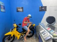 Tren motor 2-tak kembali menggebrak jalanan, dan kali ini anak muda Makassar yang jadi penggeraknya. Di tengah maraknya gaya hidup retro, Yamaha F1Z-R mencuat sebagai primadona baru, terjangkau, bertenaga, dan sarat nostalgia.