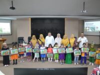 Wali Kota Didampingi Bunda PAUD Makassar Serahkan Hadiah Lomba Mewarnai Anak Semarak HAN 2025