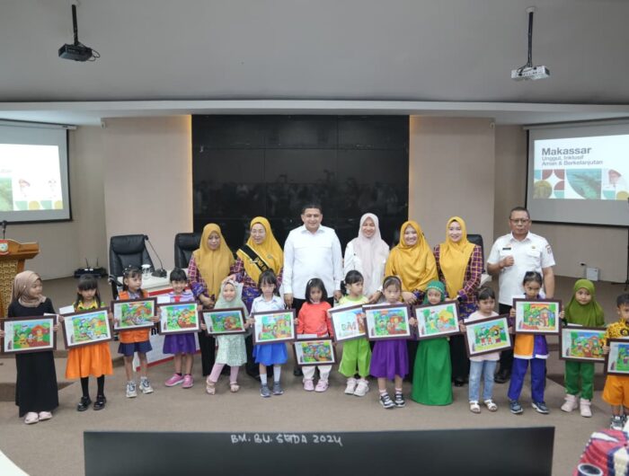 Wali Kota Didampingi Bunda PAUD Makassar Serahkan Hadiah Lomba Mewarnai Anak Semarak HAN 2025