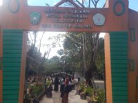 Bupati Gowa Bagikan Seragam Gratis di Malino, Dorong Semangat Belajar dan Kebersamaan Pelajar