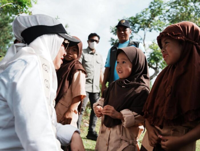 Bupati Gowa, Husniah Talenrang, menunjukkan kepeduliannya terhadap dunia pendidikan dengan membagikan seragam sekolah secara gratis kepada siswa-siswi di daerah terpencil Kecamatan Tinggimoncong, Sabtu (27/9).