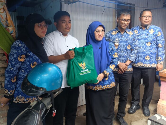 Bupati Gowa, Husniah Talenrang, ke rumah seorang petugas kebersihan bernama Idham di Kelurahan Tombolo, Kecamatan Somba Opu, Jumat (17/10).