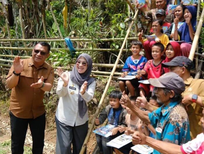 Bupati Gowa, Husniah Talenrang didampingi Sekda Gowa, Andy Azis Peter, Kunjungi Kakek dan Cucunya yang Viral, Bawa Bantuan dan Harapan