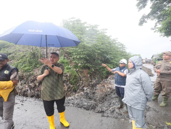 Di Tengah Hujan, Wali Kota Munafri Tinjau TPA, Jembatan dan SD Inpres Kajenjeng