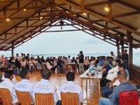 Silaturahmi di Pantai Bosowa kembali menegaskan kokohnya dukungan terhadap Bupati Gowa, Husniah Talenrang. Foto (Ist)