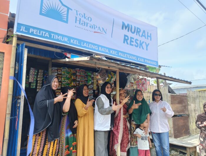 Ketua DPW PAN Sulsel, Husniah Talenrang meresmikan Toko Harapan” di Pinrang