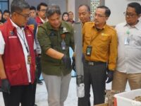 ILEGAL. Polisi memperlihatkan pipa paralon yang dijadikan alat untuk mengemas anakan komodo dari NTT.