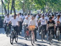 SEHAT. Bupati Gowa, Sitti Husniah Talenrang saat mencanangkan gerakan ayo bersepeda di Kabupaten Gowa.