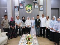 TERBAIK. Bupati Gowa, Sitti Husniah Talenrang saat melepas tiga pelajar terbaik Gowa untuk mendapat beasiswa penuh di Universitas Sampoerna.