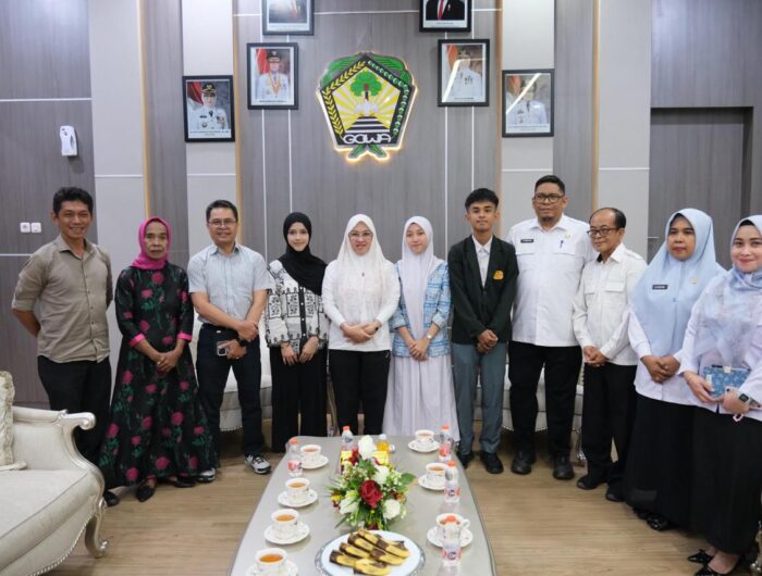 TERBAIK. Bupati Gowa, Sitti Husniah Talenrang saat melepas tiga pelajar terbaik Gowa untuk mendapat beasiswa penuh di Universitas Sampoerna.